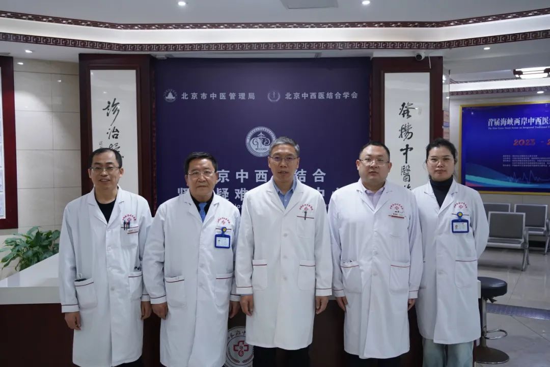 会诊圆满结束肾病专家合影留念